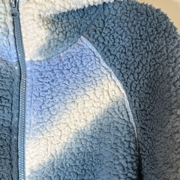 Wild Fable Cozy Blue and White Ombre Sherpa Zip-Up Cropped Hoodie Sz M/L - Picture 3 of 9
